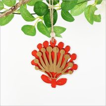 CRYSTAL ASHLEY Ornament Pohutukawa Flower: Bamboo+ Red Satin Acrylic